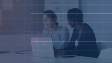 İstatistiksel veri işleme animasyonu. Ofiste tartışan iki farklı iş kadını hakkında. Bilgisayar arayüzü ve iş veri teknolojisi kavramı