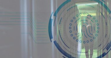 Sunucu odasında çalışan beyaz kadın mühendis üzerindeki parmak izi tarayıcısının animasyonu. Siber güvenlik ve iş veri depolama teknolojisi kavramı