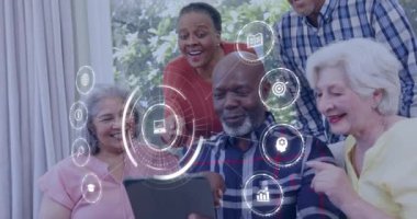 Tablet kullanan kıdemli farklı arkadaşlar üzerindeki simgelerle bağlantı ağının animasyonu. Küresel ağlar, bağlantılar, hesaplama ve veri işleme kavramı dijital olarak oluşturulmuş video.