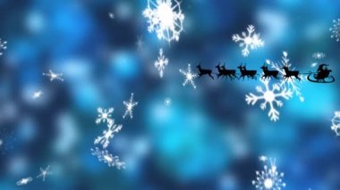 Mavi arka planda kar yağan ren geyikleriyle Noel Baba 'nın kızakta canlandırması. Noel, kutlama ve gelenek konsepti dijital olarak oluşturuldu.