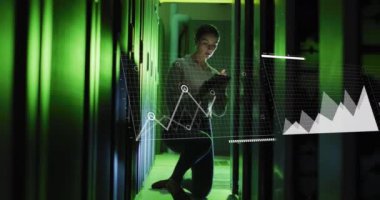 Sunucu odasında tablet kullanan beyaz kadın mühendis üzerinde istatistiksel veri işleme animasyonu. Bilgisayar arayüzü ve iş veri depolama teknolojisi kavramı