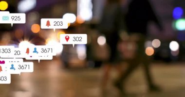 Geceleri karşıdan karşıya geçen insanların alt kesimlerine karşı yüzen sosyal medya simgelerinin animasyonu. Sosyal medya ağı ve iş teknolojisi kavramı