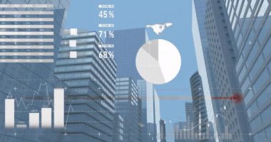 Yüksek binaların düşük açılı görüntüsüyle istatistiksel veri işleme animasyonu. Bilgisayar arayüzü ve iş veri teknolojisi kavramı