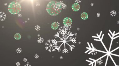 Gri arka planda Noel ağacının üzerine düşen kar tanelerinin animasyonu. Noel, kış, kutlama ve geleneksel konsept dijital olarak oluşturulmuş video.