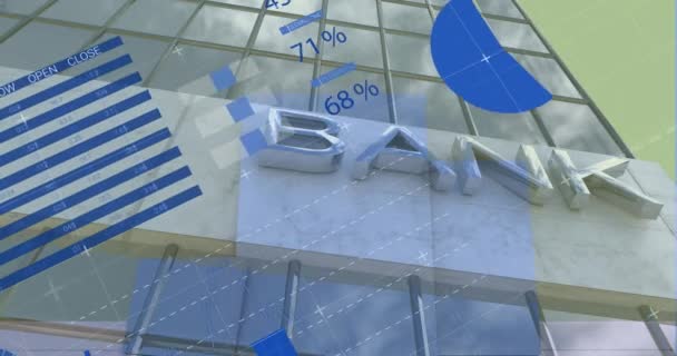 Animatie Van Statistische Gegevensverwerking Tegen Lage Hoekweergave Van Bankgebouw Concept — Stockvideo
