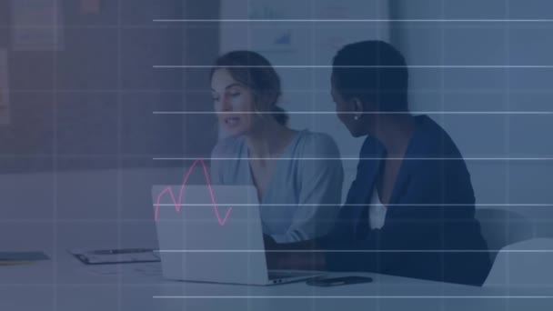 オフィスで議論する2人の多様なビジネス女性に対する統計データ処理のアニメーション コンピュータインターフェイスとビジネスデータテクノロジーの概念 — ストック動画