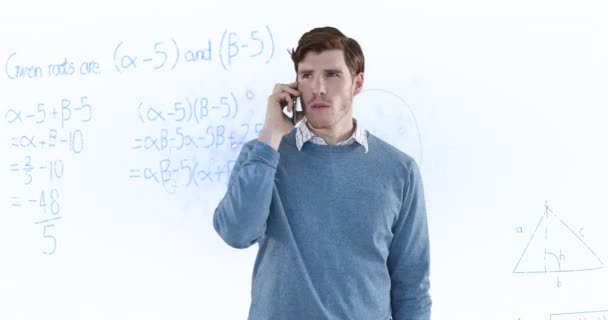 Animazione Equazioni Matematiche Galleggianti Sull Uomo Caucasico Che Parla Smartphone — Video Stock