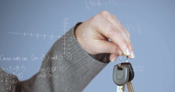 数学方程的动画在紧闭的汽车钥匙的情况下漂浮 学校和教育概念 — 图库视频影像