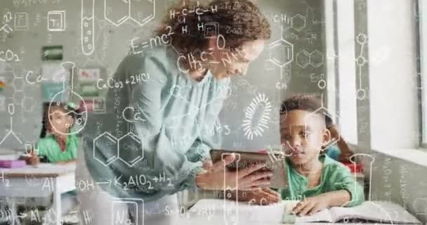在学校教男孩的不同女教师身上动画化学配方 学校和教育概念 — 图库视频影像