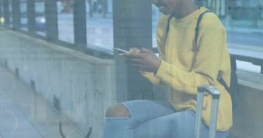 Grafiklerin animasyonu, alım satım tahtaları, bilgi arayüzü, cep telefonu kullanan Afrikalı Amerikalı kadın. Dijital bileşik, çoklu pozlama, rapor, iş dünyası, borsa, küresel ve seyahat kavramı.