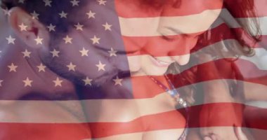 Amerika bayrağının yazın plajda beyaz bir çift üzerinde canlandırılması. Usa, Amerikan çeşitliliği, ulusal bayrak ve vatanseverlik kavramı dijital olarak oluşturulmuş video.