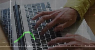 Dizüstü bilgisayarın klavyesinde yazı yazan kadınların ellerinin kapatılmasıyla ilgili istatistiksel veri işleme animasyonu. Bilgisayar arayüzü ve iş veri teknolojisi kavramı