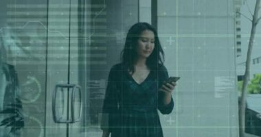 Ofiste yürürken Asyalı bir kadının akıllı telefondan kayması üzerine bilgi arayüzü animasyonu. Dijital bileşik, çoklu pozlama, rapor, iş dünyası, küresel ve teknoloji kavramı.