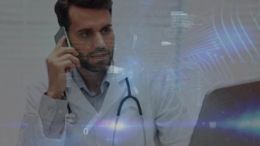 Kafkas erkek doktor üzerinde veri işleme animasyonu. Küresel tıp, bilim, bağlantılar, hesaplama ve veri işleme kavramı dijital olarak oluşturulmuş video.