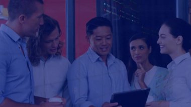 Çeşitli iş arkadaşlarının dijital tabletle ilgili raporları tartışırken grafiklerin ve alım satım tahtalarının animasyonu. Dijital bileşik, çoklu pozlama, iş, planlama, takım çalışması, borsa ve teknoloji.