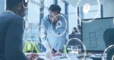 Değişik mimarlar üzerinde daireler çizerek bina planı hakkında tartışan ikon animasyonu. Dijital bileşik, çoklu pozlama, rapor, iş, küreselleşme, planlama ve takım çalışması kavramı.