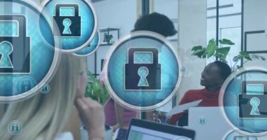 Çeşitli kadın iş arkadaşlarının ofiste raporları tartışırken asma kilidin daireler çizmesi. Dijital bileşik, çoklu pozlama, iş, koruma, planlama, takım çalışması ve teknoloji kavramı.