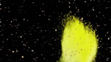 Renkli barut patlaması üzerine düşen konfeti animasyonu fotokopi alanı ile siyah zemin üzerinde. Holi festivali ve kutlama konsepti