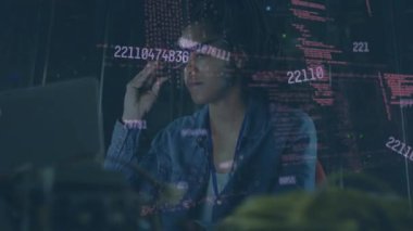 Sunucu odasında dizüstü bilgisayar kullanan Afro-Amerikan kadın mühendis hakkında veri işleme animasyonu. Bilgisayar arayüzü ve iş veri depolama teknolojisi kavramı