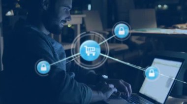 Kafkasyalı iş adamının dizüstü bilgisayar kullanarak simgelerle olan bağlantılarının animasyonu. Küresel iş, hesaplama, ağlar, dijital arayüz ve dijital olarak oluşturulmuş video işleme kavramı.