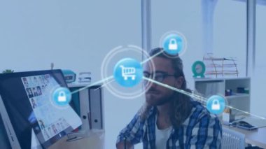 Ofisteki bilgisayarın üzerindeki simgelerle bağlantı ağının animasyonu. Küresel iş, hesaplama, ağlar, dijital arayüz ve dijital olarak oluşturulmuş video işleme kavramı.