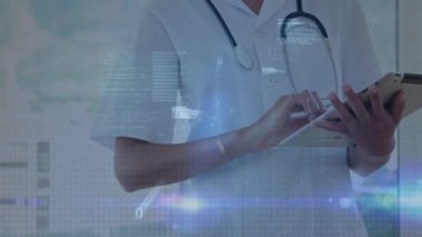 Kafkas kadın doktor üzerinde ikili kodlama veri işleme animasyonu. Küresel tıp, bilim, bağlantılar, hesaplama ve veri işleme kavramı dijital olarak oluşturulmuş video.