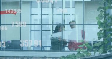 Ofisteki çeşitli iş adamları üzerinde kırmızı çizgiler ve veri işleme animasyonu. Küresel iş, finans, hesaplama ve veri işleme kavramı dijital olarak oluşturulmuş video.