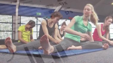 Çeşitli gruplara karşı istatistiksel veri işleme animasyonları spor salonunda gerinen insanlara uyuyor. Spor ve spor teknolojisi kavramı