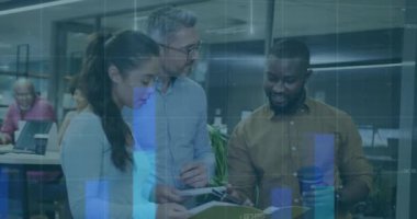 Ofiste tablet üzerinde tartışan çok ırklı meslektaşlar üzerinde bilgi arayüzü animasyonu. Dijital bileşim, iş dünyası, rapor, ilerleme, takım çalışması, planlama, kahve ve teknoloji.