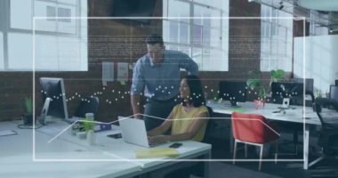 Grafiklerin animasyonu, bar ve verileri çeşitli iş arkadaşlarının dizüstü bilgisayarlarda raporları tartışması üzerine yüklemek. Dijital bileşik, çoklu pozlama, iş, planlama, takım çalışması ve teknoloji kavramı.