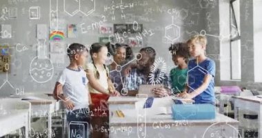 Okulda tablet kullanan Afrika kökenli Amerikalı erkek öğretmen ve öğrencilerin kimyasal formüllerinin animasyonu. Okul ve eğitim kavramı