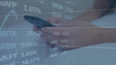 Çoklu grafik animasyonu ve akıllı telefondan kayan beyaz kadın üzerinde işlem tahtası. Dijital bileşik, çoklu pozlama, rapor, iş dünyası, borsa ve teknoloji kavramı.