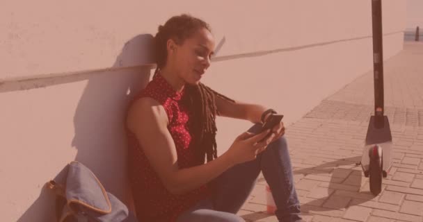 Dwurasowa Kobieta Używająca Smartfona Siedzącego Poboczu Ulicy Koncepcja Technologii Ludzi — Wideo stockowe