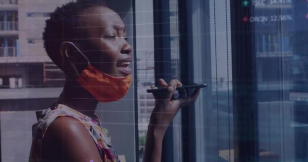Animacja Przetwarzania Danych Giełdowych Temat Afrykańskiej Amerykanki Rozmawiającej Przez Smartfona — Wideo stockowe