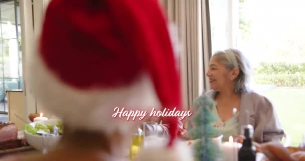 Animación Felices Fiestas Texto Sobre Diversos Amigos Mayores Cena Navidad — Vídeos de Stock