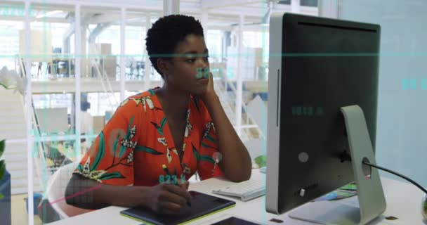 Ofiste Grafik Tablet Kullanan Afrikalı Amerikalı Bir Kadının Istatistiksel Veri — Stok video