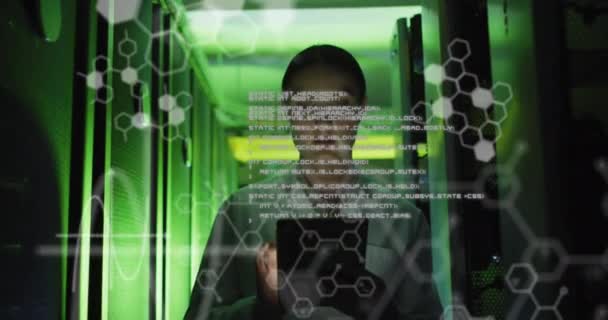 サーバールームでデジタルタブレットを使用した白人女性エンジニアに対するデータ処理のアニメーション コンピュータインターフェイスとビジネスデータストレージ技術の概念 — ストック動画