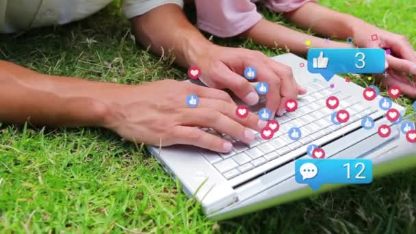 在花园里用笔记本电脑在母亲和女儿的中间部分制作社交媒体图标 社交媒体网络和商业技术概念 — 图库视频影像