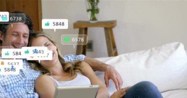 Kafkasyalı çiftin dijital tabletten video izlemesi ve dinlenmesi üzerine bilgilendirme çubuklarının canlandırılması. Dijital bileşim, çoklu pozlama, aşk, birliktelik, sosyal medya anımsatıcı ve teknoloji.