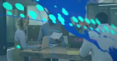 Grafiklerin animasyonu, değişen numaralar, ofiste fikir alışverişinde bulunan çeşitli iş arkadaşlarının haritası. Dijital bileşik, çoklu pozlama, rapor, iş, büyüme, küresel, planlama ve takım çalışması kavramı.