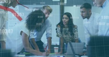 Ofisteki çeşitli iş adamları üzerinde kırmızı çizgiler ve veri işleme animasyonu. Küresel iş, finans, hesaplama ve veri işleme kavramı dijital olarak oluşturulmuş video.