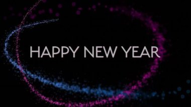 Yeni yıl metninin animasyonu siyah arkaplanda parlayan ışık izlerinin üzerinde. Yeni yıl, yeni yıl arifesi, parti, kutlama ve geleneksel konsept dijital olarak oluşturulmuş video.