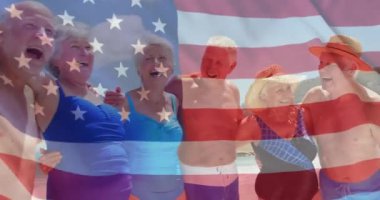 Yaz aylarında çeşitli kıdemli dostların kumsalda bayrak sallaması. Usa, Amerikan vatanseverliği, ulusal bayrak ve yaşam tarzı konsepti dijital olarak oluşturulmuş video.