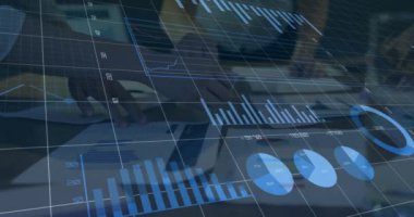 Raporları tartışan çeşitli iş arkadaşlarının orta kesiminde değişen sayılarla grafiklerin animasyonu. Dijital bileşik, çoklu pozlama, rapor, iş, büyüme, planlama ve takım çalışması kavramı.