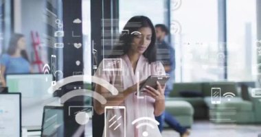 Ofiste tablet kullanan iki ırklı iş kadınının hareketli simgelerinin canlandırılması ve kodlanması. Dijital bileşim, iş dünyası, rapor, ilerleme, uygulamalar, kodlama, portre, özgüven ve teknoloji.