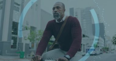 Yükleme çemberlerindeki bulutların animasyonu, dışarıda oturan düşünceli Afrikalı Amerikalı kıdemli adam. Asma kilit, dijital kompozit, iş, ilerleme, koruma, emeklilik, bulut hesaplama ve teknoloji.