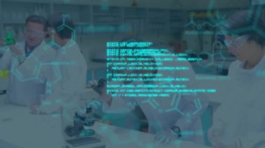 Laboratuvardaki çeşitli bilim adamları üzerinde veri işleme animasyonu. Küresel tıp, bilim, bilgisayar ve veri işleme kavramı dijital olarak oluşturulmuş video.