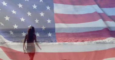 Yazın, beyaz bir kadının plajda bayrak sallaması. Usa, Amerikan vatanseverliği, ulusal bayrak ve yaşam tarzı konsepti dijital olarak oluşturulmuş video.