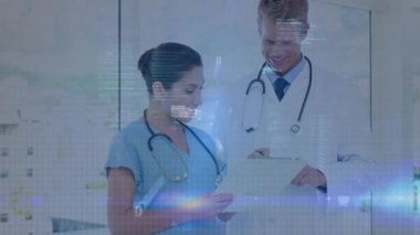 Kafkasyalı doktorlar üzerinde veri işleme animasyonu. Küresel tıp, bilim, bağlantılar, hesaplama ve veri işleme kavramı dijital olarak oluşturulmuş video.