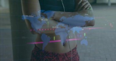 Melez kadın koşucunun kolları çaprazlanmış şekilde duran grafiklerin, sayıların ve haritaların animasyonu. Dijital bileşik, çoklu pozlama, rapor, iş, rakamlar, küresel ve uygunluk kavramı.